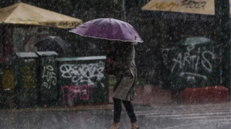 Τσουχτερό κρύο και βροχές σε όλη τη χώρα – Πότε αλλάζει το σκηνικό του καιρού